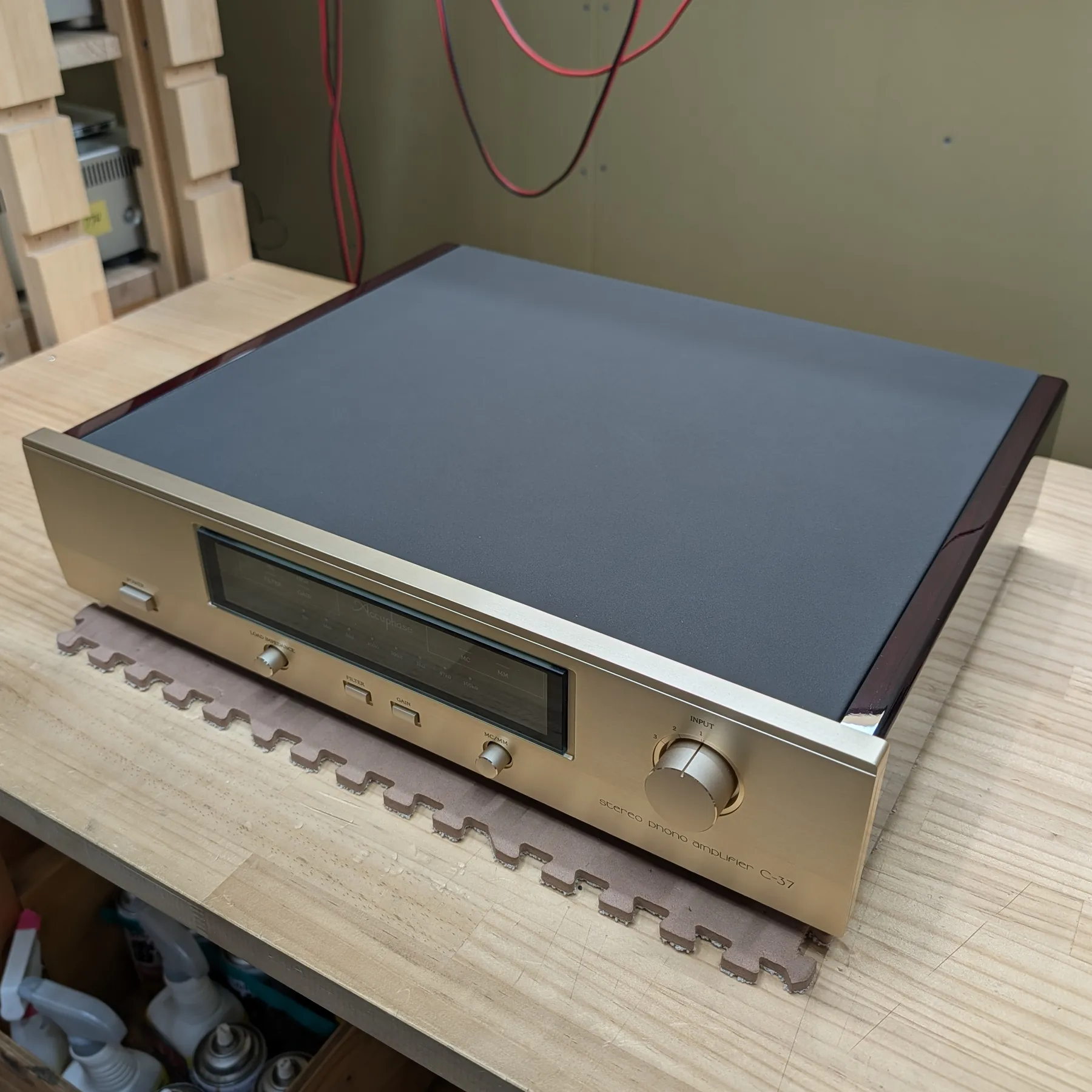 アキュフェーズ C-37 フォノイコライザーの斜め前から見た外観、前面パネルはシャンパンゴールドの金属製ヘアライン仕上げ、天板はダークグレーの金属製マット仕上げ、側板はダークブラウンの木目調光沢仕上げの直方体筐体