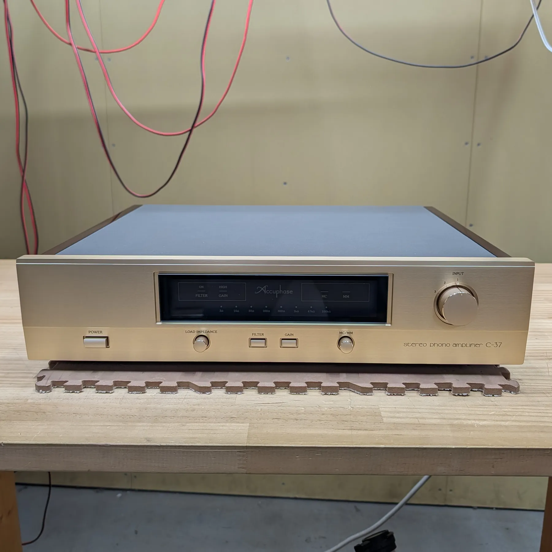 アキュフェーズ C-37 フォノイコライザーの正面、電源、負荷インピーダンス、フィルター、ゲイン、MC/MM切替、入力切替、シャンパンゴールドのヘアライン仕上げ前面パネル、黒い天板、木目の側板