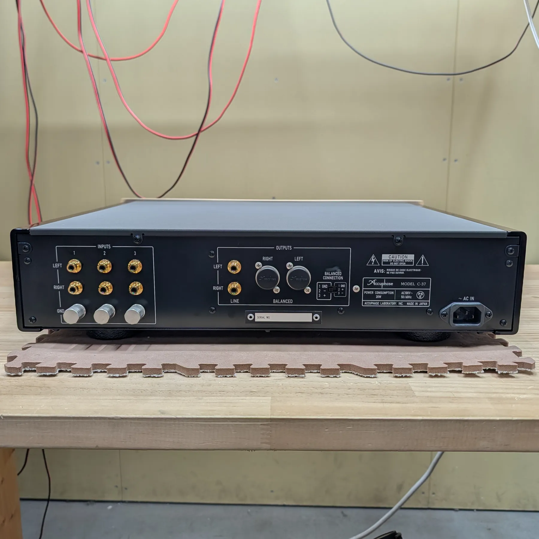 アキュフェーズ C-37 フォノイコライザーの背面の端子部、RCA入力端子3組、GND端子、RCA出力端子、バランス出力端子、バランス接続切替、電源入力端子、RCA端子は金メッキ、GND端子は銀色
