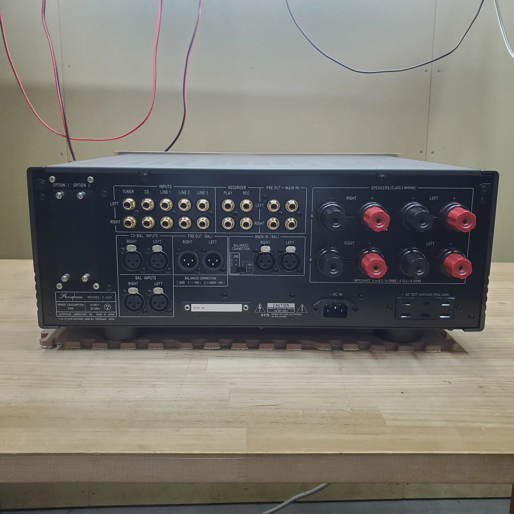 アキュフェーズ E-650 プリメインアンプの背面の端子部、金メッキのライン入力端子、バランス端子、録音入出力端子、プリアウト端子、メインイン端子、スピーカー端子、電源入出力端子