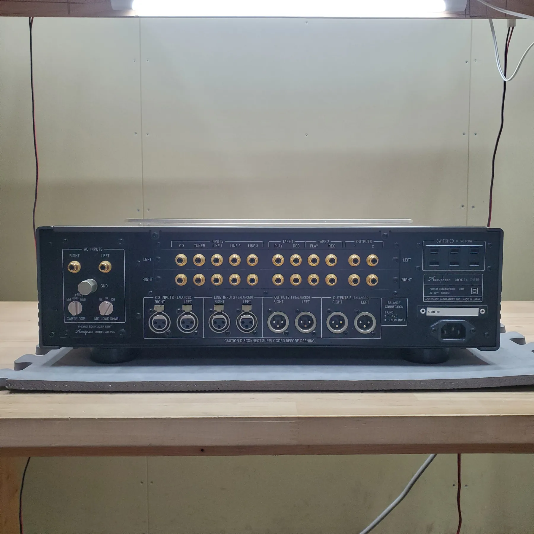 アキュフェーズ C-275 プリアンプの背面の端子部、フォノ入力（MM/MC、MC負荷切替）、アンバランス入力、アンバランス出力、バランス入力、バランス出力、テープ入出力、GND端子、ACサービスコンセント、電源入力