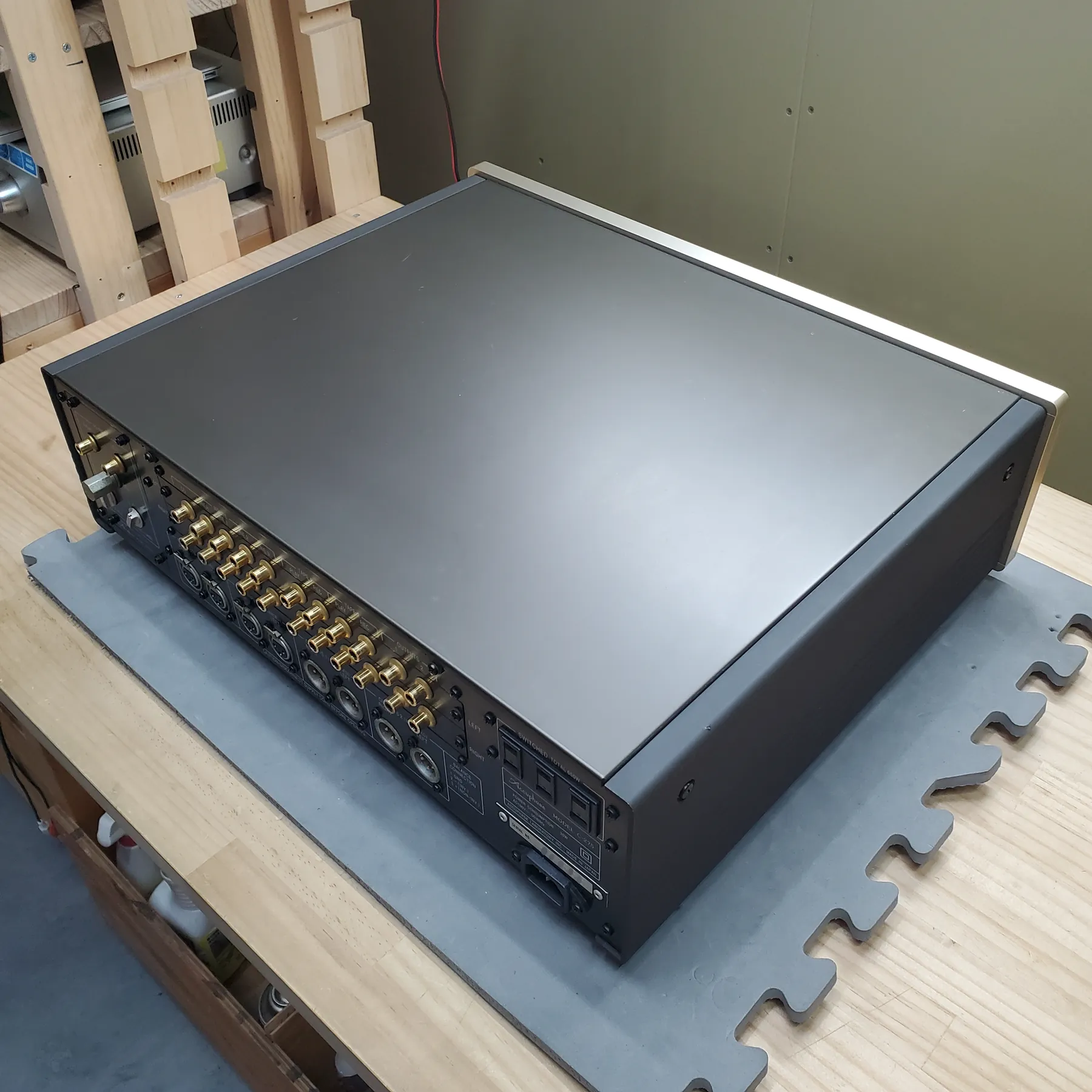 アキュフェーズ C-275 プリアンプの斜め後ろから見た外観、直方体筐体、天板はダークグレーの金属製でマットな質感、側面はダークグレーの金属製、天板の縁はシャンパンゴールドのヘアライン仕上げ