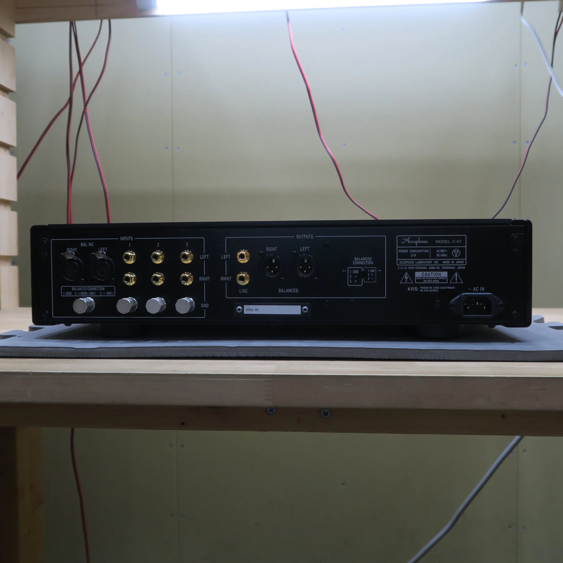 アキュフェーズ C-47 フォノイコライザーの背面の端子部、バランスMC入力、RCA入力3系統、RCAライン出力、バランス出力、アース端子、電源入力、黒色パネル、金色と銀色の端子