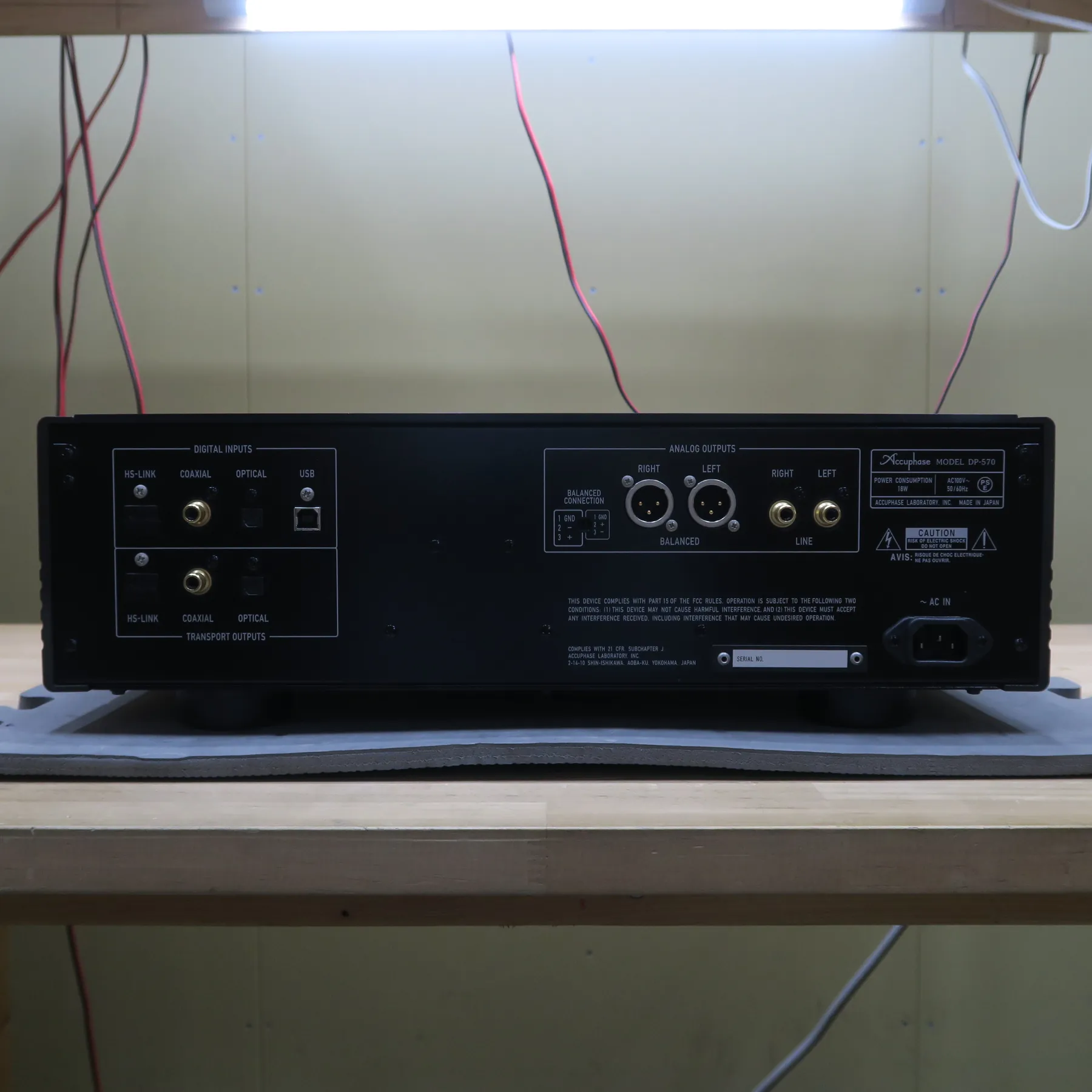アキュフェーズ DP-570 CDデッキの背面の端子部、HS-LINK入力、同軸デジタル入力、光デジタル入力、USB入力、HS-LINK出力、同軸デジタル出力、光デジタル出力、バランス出力、RCAライン出力、電源入力