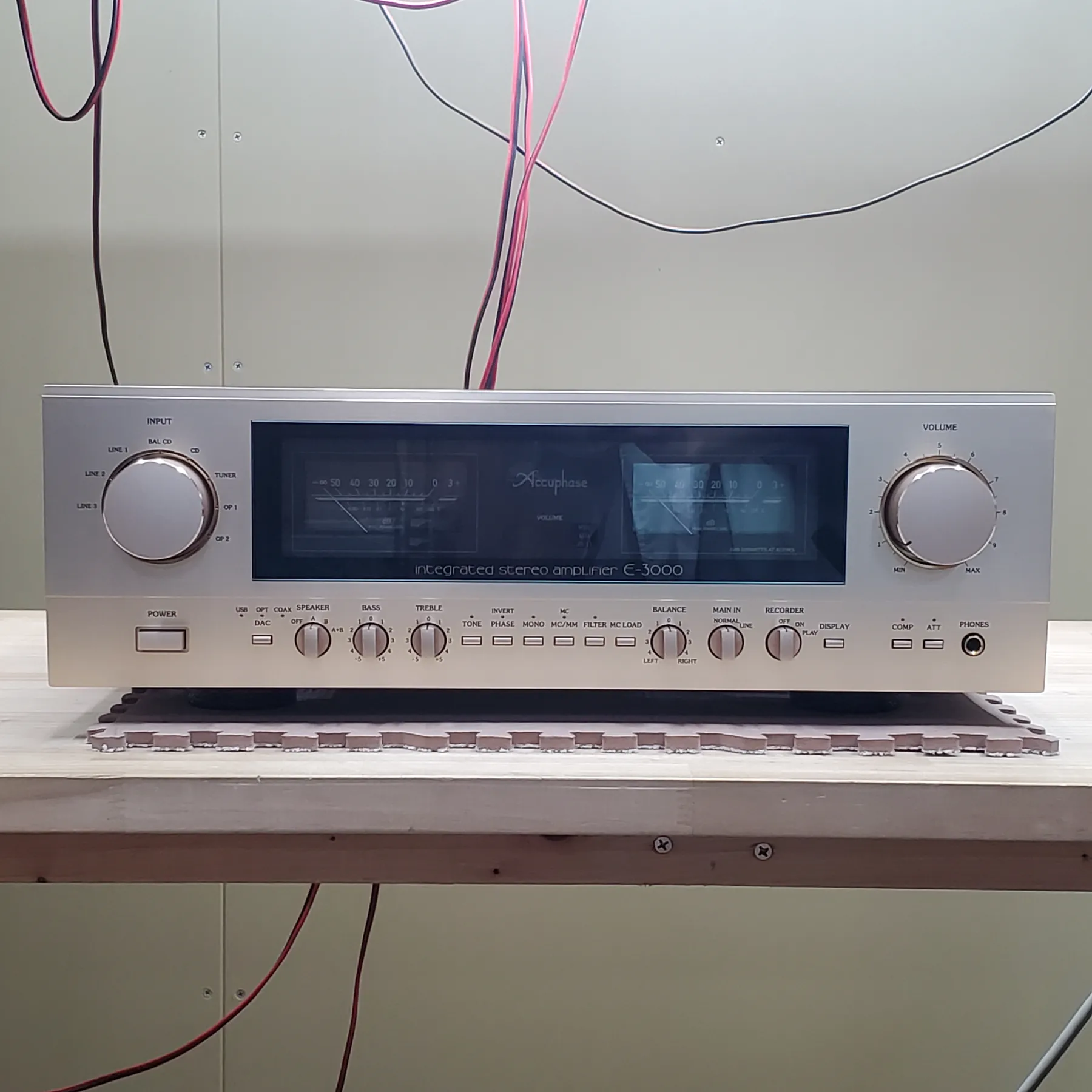 アキュフェーズ E-3000 プリメインアンプの正面、前面パネルはシャンパンゴールドのヘアライン仕上げ、光沢のあるシルバーのつまみとボタン、中央にレベルメーターとディスプレイ窓 電源、入力切替、音量、DAC入力、スピーカー切替、低音、高音、トーン