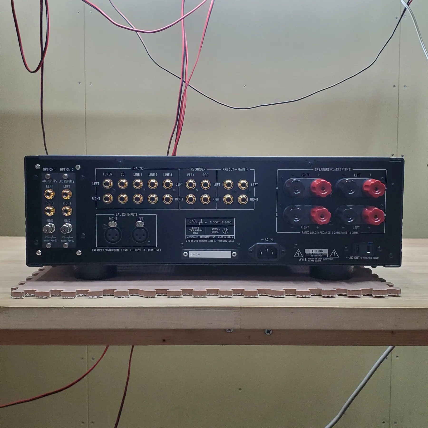 アキュフェーズ E-3000 プリメインアンプの背面の端子部、黒色梨地仕上げ、金メッキRCA入力端子（フォノ、ライン、録音、メイン）、XLRバランスCD入力端子、RCA出力端子（録音、プリアウト）、アース端子、赤黒大型スピーカー出力端子、電源入出力端子