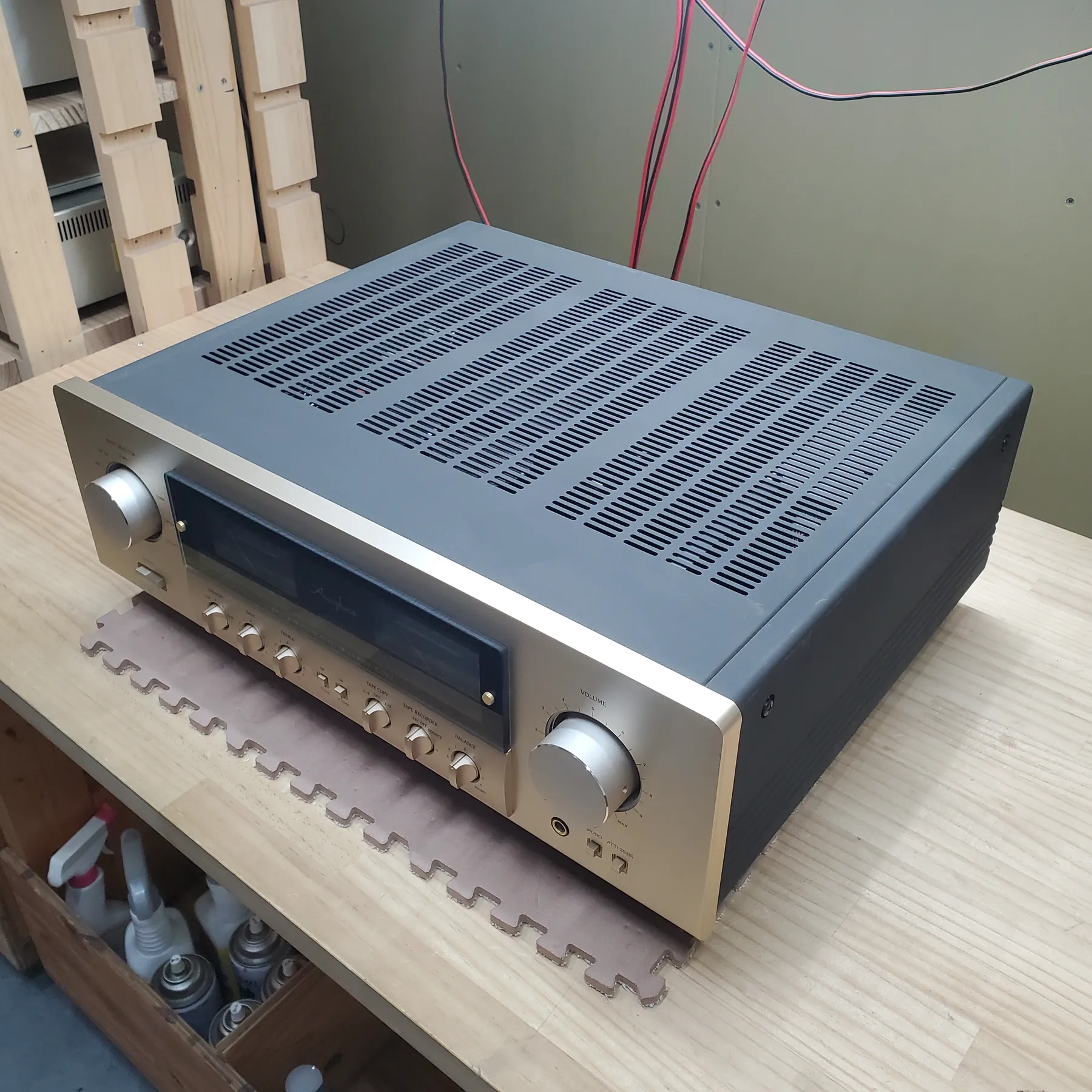 アキュフェーズ E-307 プリメインアンプの斜め前から見た外観、直方体筐体、前面パネルはシャンパンゴールドのヘアライン仕上げ金属製、天板と側板はダークグレーの金属製でマットな質感、天板に多数の放熱孔がある