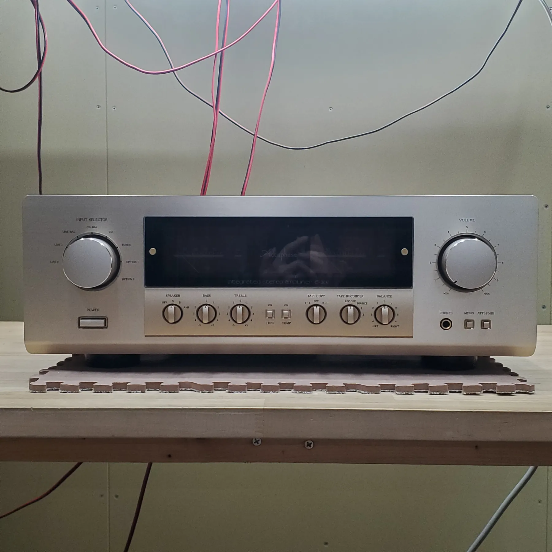 アキュフェーズ E-307 プリメインアンプの正面、シャンパンゴールド、ヘアライン仕上げ、電源、入力切替、音量、スピーカー切替、低音調整、高音調整、トーン切替、コンプ切替、テープコピー、テープ録音、左右バランス、ヘッドホン端子、モノラル、アッテネーター
