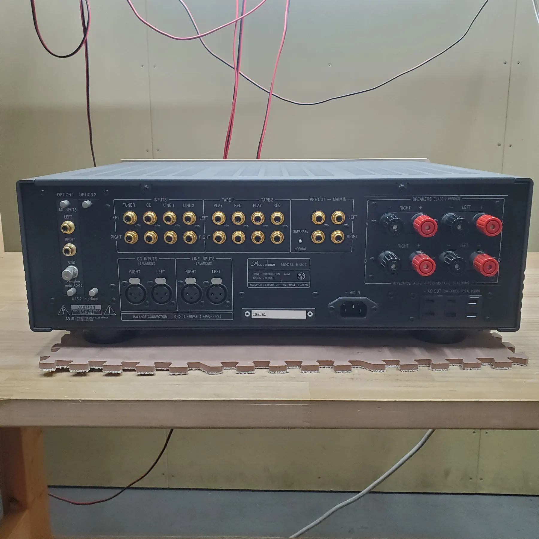 アキュフェーズ E-307 プリメインアンプの背面の端子部、黒色金属背面、金メッキRCA入力、テープ入出力、プリアウト、メイン入力、XLRバランス入力、赤黒スピーカー出力、電源入出力
