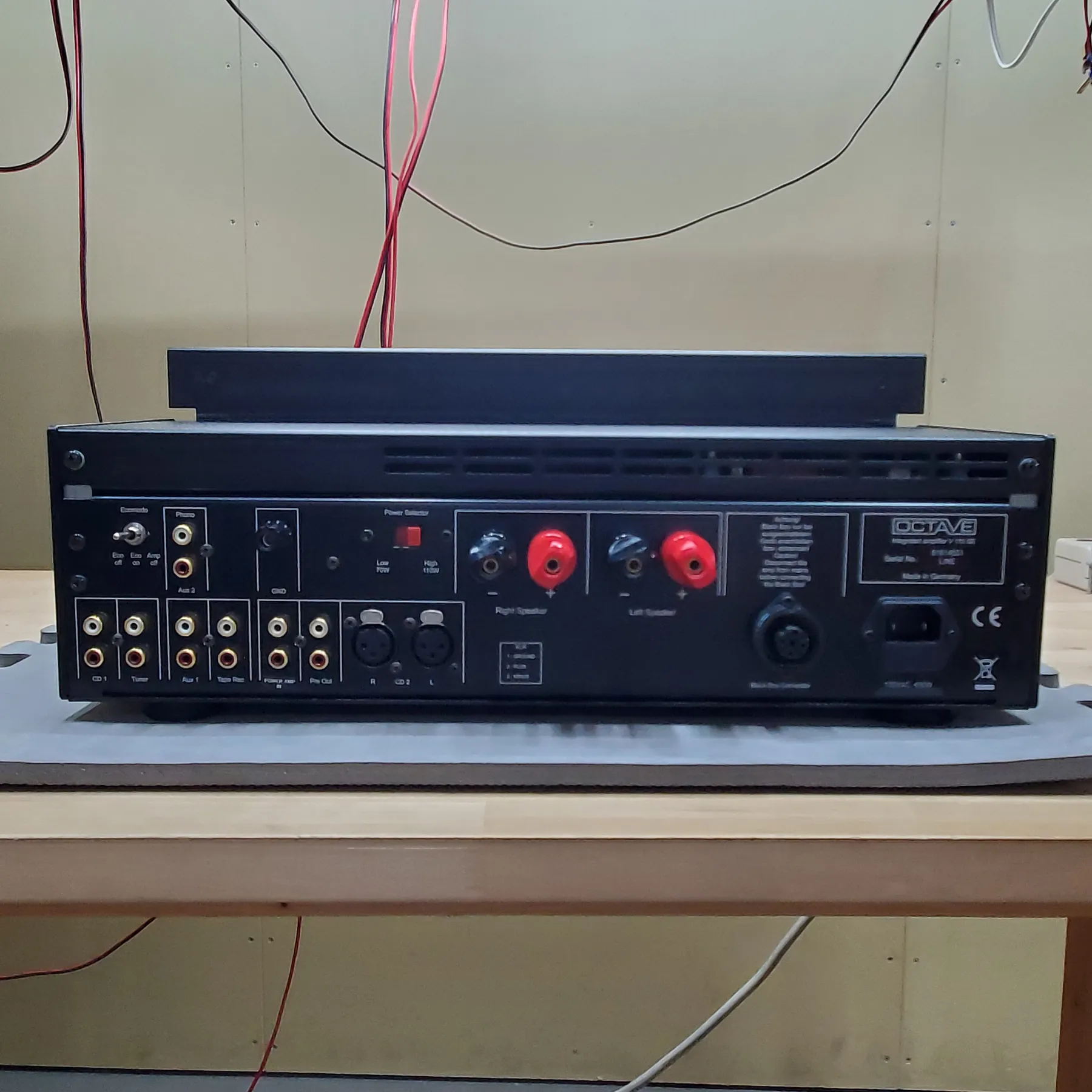 オクターブ V110SE LINE プリメインアンプの背面の端子部、黒色筐体、金メッキRCAフォノ入力(MC/MM)、CD入力2系統、チューナー入力、AUX入力、テープ出力、プリアンプ出力、プリアウト出力、XLRバランス入力、アース端子、赤黒スピーカー出力端子