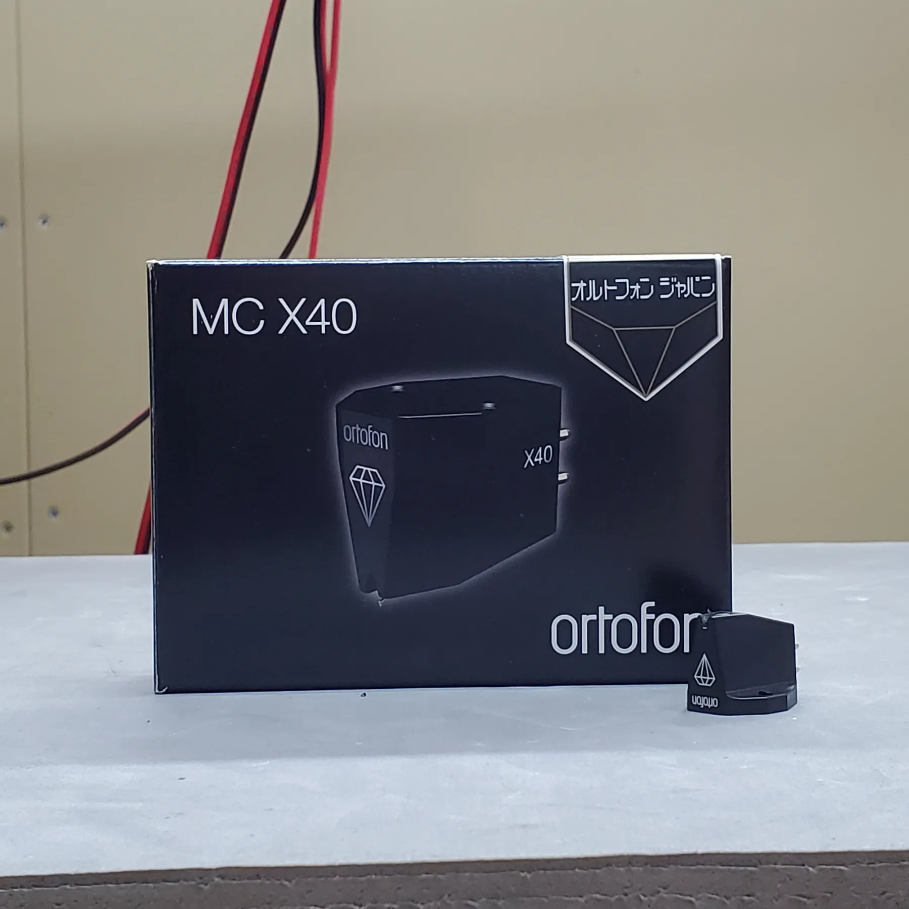 オルトフォン MC X40 MCカートリッジの正面、前面パネルのスイッチ、つまみ、ボタンは確認できません 黒いマットな質感のパッケージに白文字の印字、黒いマットな質感のカートリッジ本体に白文字の印字とダイヤモンドのロゴ