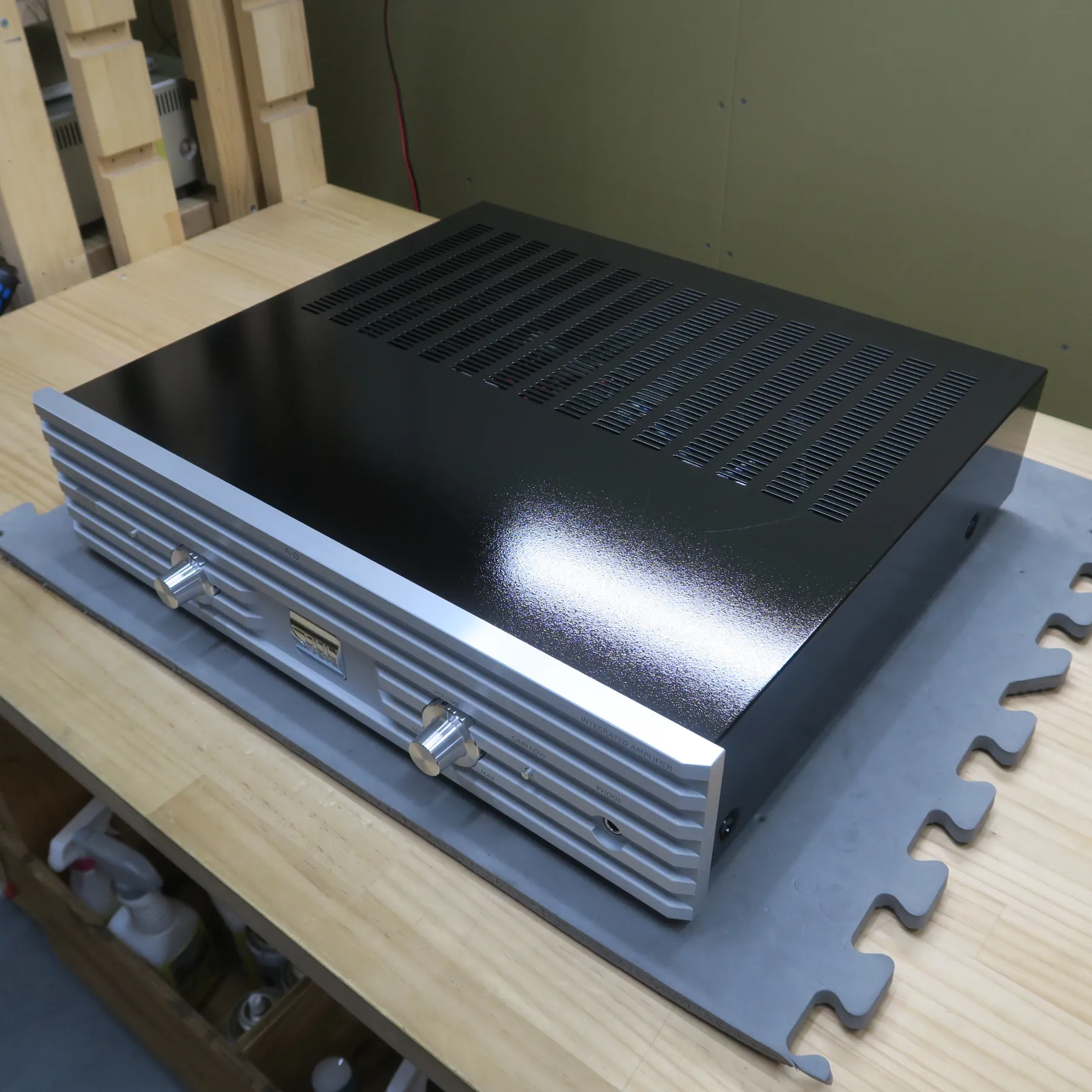 ソウルノート A-0 プリメインアンプの斜め前から見た外観、前面パネルは銀色の金属製で横溝があり、天板と右側板は黒色の光沢ある金属製、天板には多数の放熱孔がある