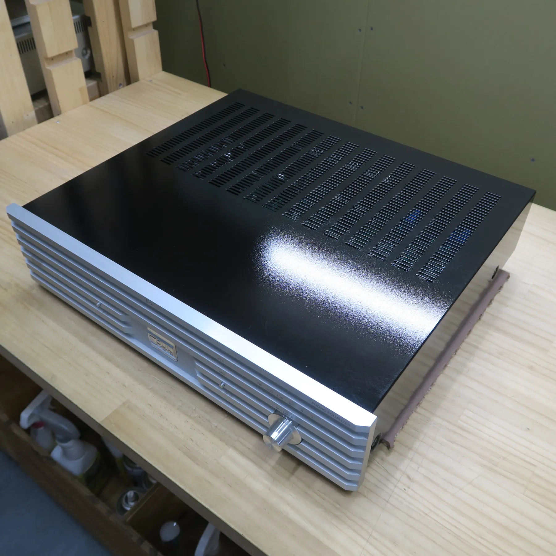 ソウルノート E-1 フォノイコライザーの斜め前から見た外観、銀色アルミ横溝前面パネル、黒色光沢金属天板に放熱孔、右側板も同色同素材、PHONO EQUALIZER