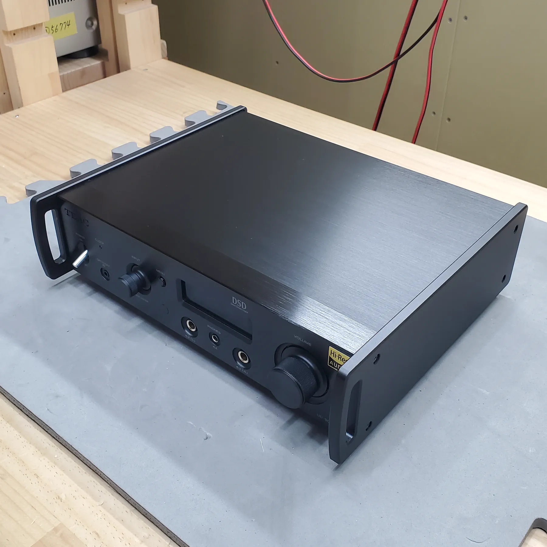 ティアック UD-505-X ヘッドフォンアンプの斜め前から見た外観、黒色金属製の筐体、前面パネルと天板はヘアライン仕上げ、左右にラックマウントハンドルがある、側板はマットな質感の黒色金属