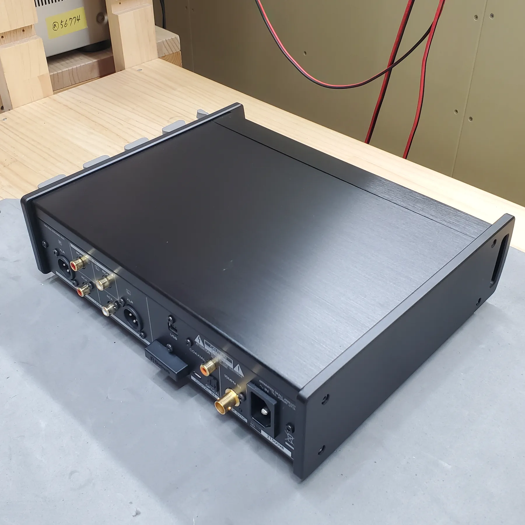 ティアック UD-505-X ヘッドフォンアンプの斜め後ろから見た外観、黒色金属製筐体、天板はヘアライン仕上げ、側面はマット、背面には各種端子とBluetoothレシーバーが見える