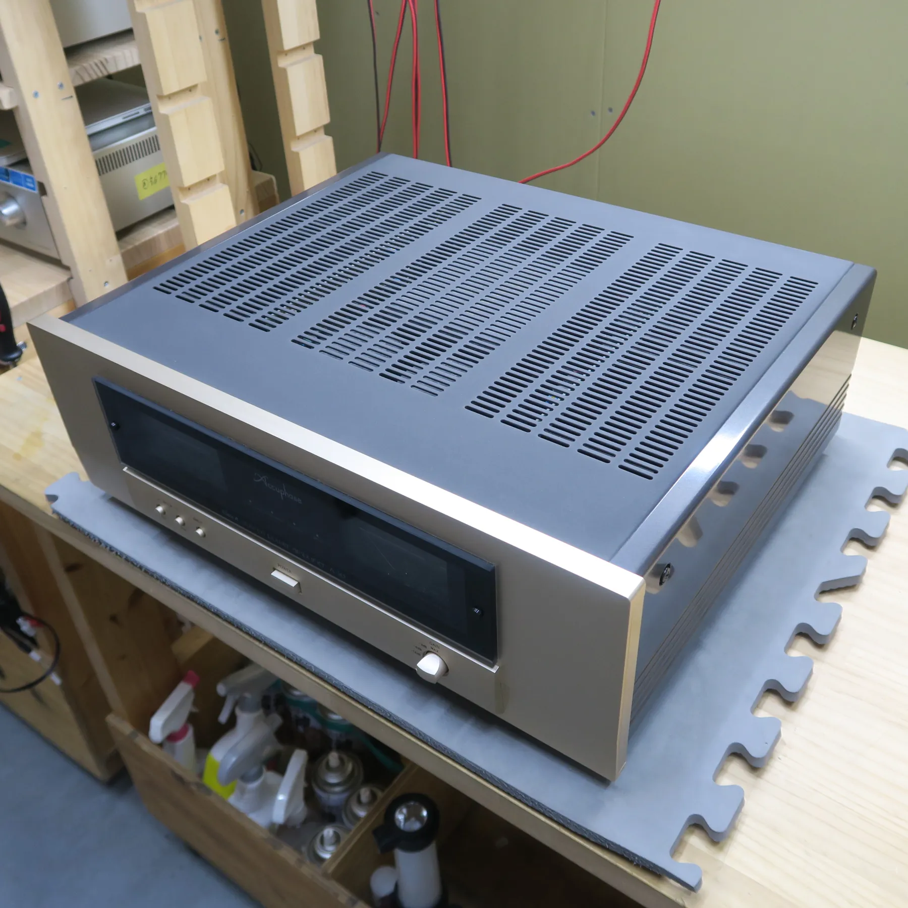 アキュフェーズ A-30 パワーアンプの斜め前から見た外観、前面パネルはシャンパンゴールドの金属製ヘアライン仕上げ、黒い表示窓、天板はダークグレーの金属製に多数の放熱孔、側板は光沢シルバーの金属製に縦方向の放熱フィン