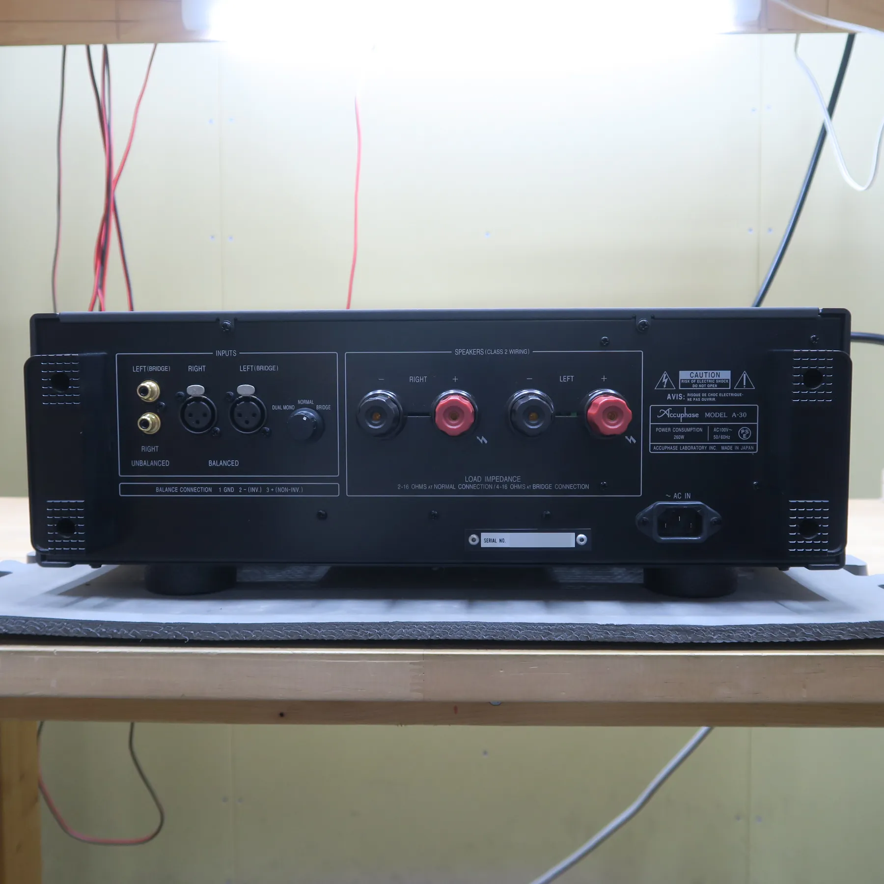 アキュフェーズ A-30 パワーアンプの側面、側面は黒色の金属製で、前面側は縦溝のある厚いパネル形状