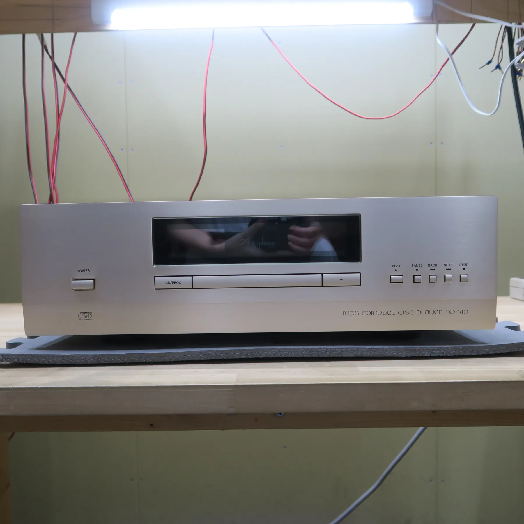 アキュフェーズ DP-510 CDデッキの正面、シルバーヘアライン仕上げ前面パネル、電源、CD/プロセッサー切替、トレイ開閉、再生、一時停止、巻き戻し/前曲、早送り/次曲、停止