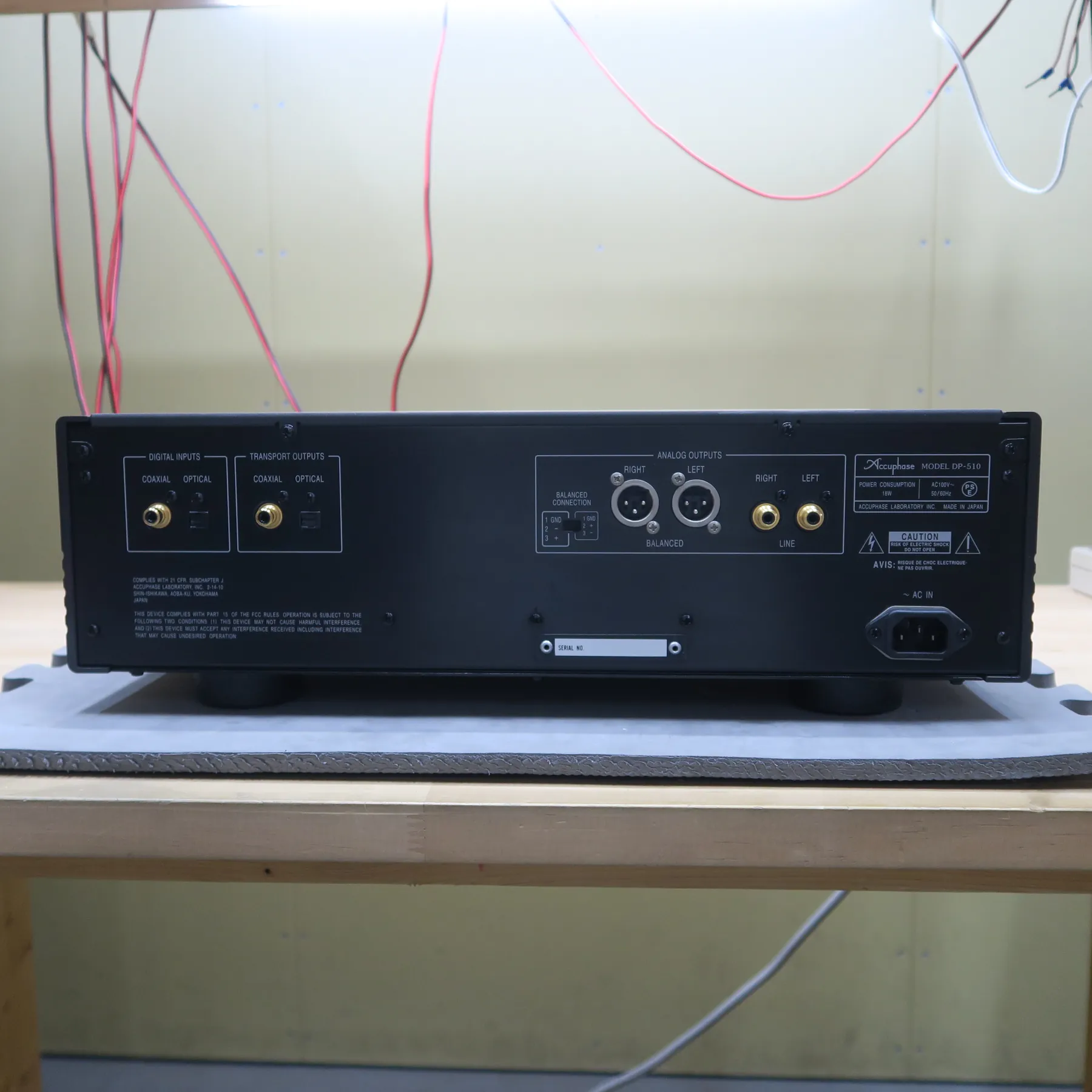 アキュフェーズ DP-510 CDデッキの背面の端子部、デジタル入力（同軸、光）、トランスポート出力（同軸、光）、アナログ出力（バランスXLR、ラインRCA）、電源入力、黒色マット背面パネル