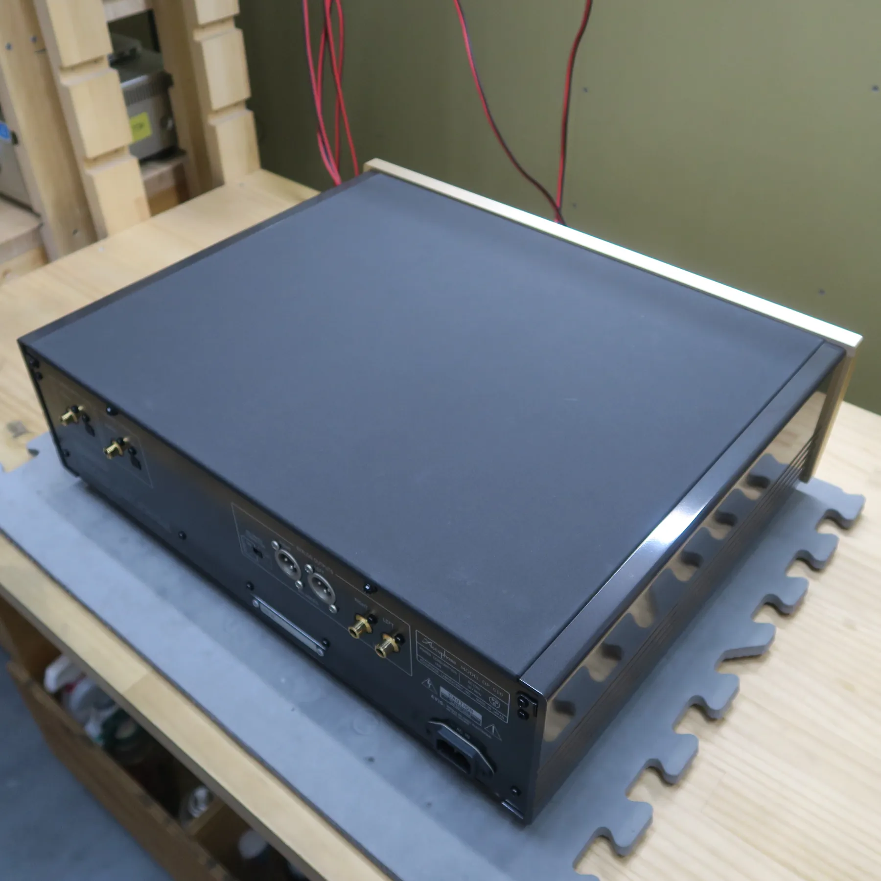 アキュフェーズ DP-510 CDデッキの斜め後ろから見た外観、黒色金属製筐体、天板はマットな黒 前面上部はゴールドフレーム、右側面は光沢黒色パネルに縦スリット