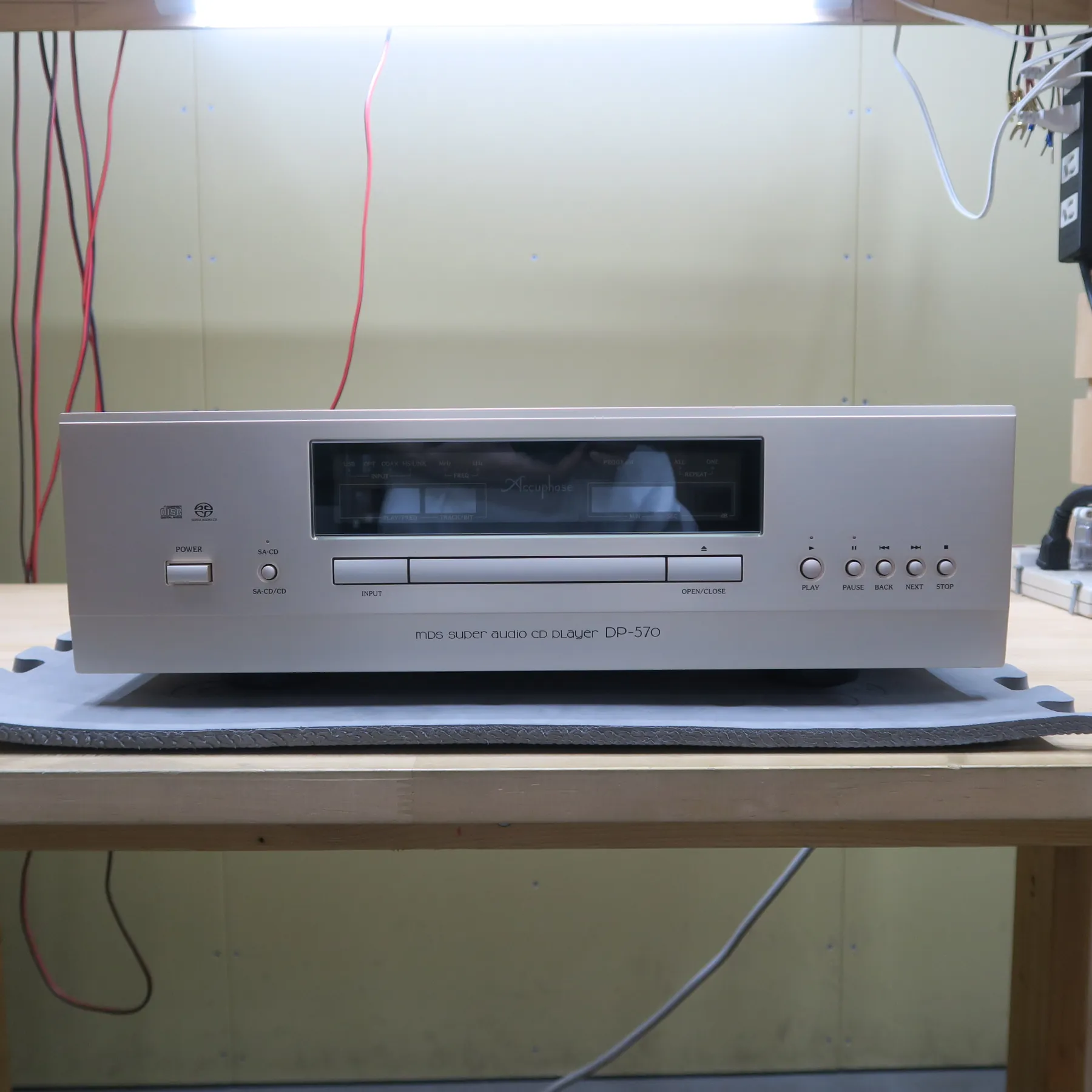 アキュフェーズ DP-570 CDデッキの正面、シルバーのヘアライン仕上げ前面パネル、電源、SA-CD/CD切替、入力切替、開閉、再生、一時停止、戻る、次へ、停止