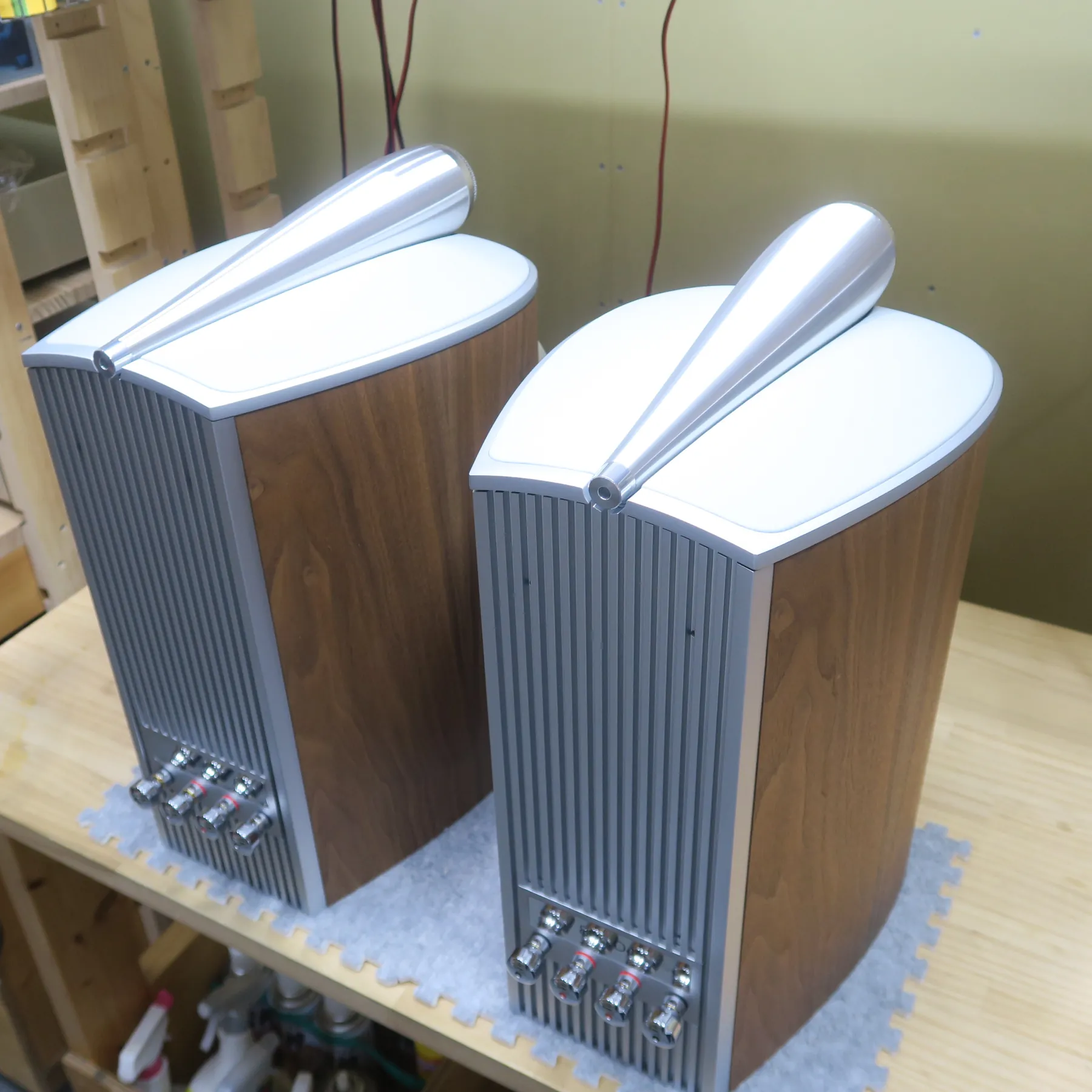 Bowers&Wilkins 805 D4 スピーカーの斜め後ろから見た外観、木目調の湾曲側面、白色の湾曲天板、グレーのフィン状背面、天板にシルバーの円錐状部品
