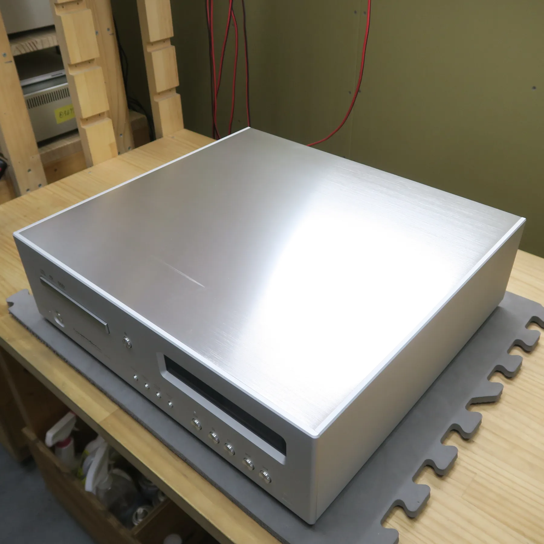 ラックスマン D-06u CDデッキの斜め前から見た外観、銀色の金属製直方体筐体、天板と前面パネルはヘアライン仕上げ、前面パネルにトレイ開口部、ディスプレイ窓