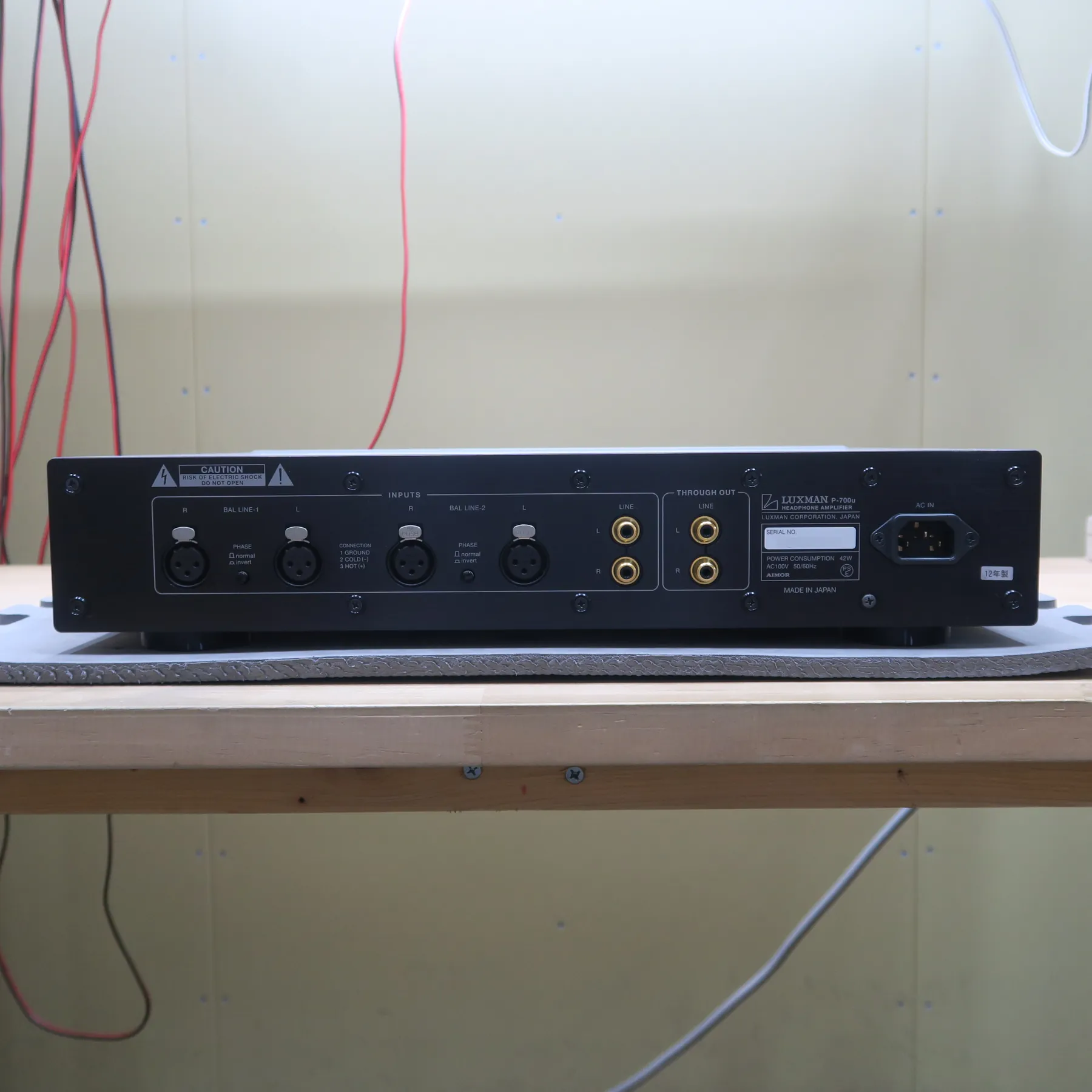 ラックスマン P-700u ヘッドフォンアンプの背面の端子部、黒色筐体、XLRバランス入力端子2系統、RCAアンバランス入力端子1系統、RCAアンバランススルー出力端子1系統、電源入力端子