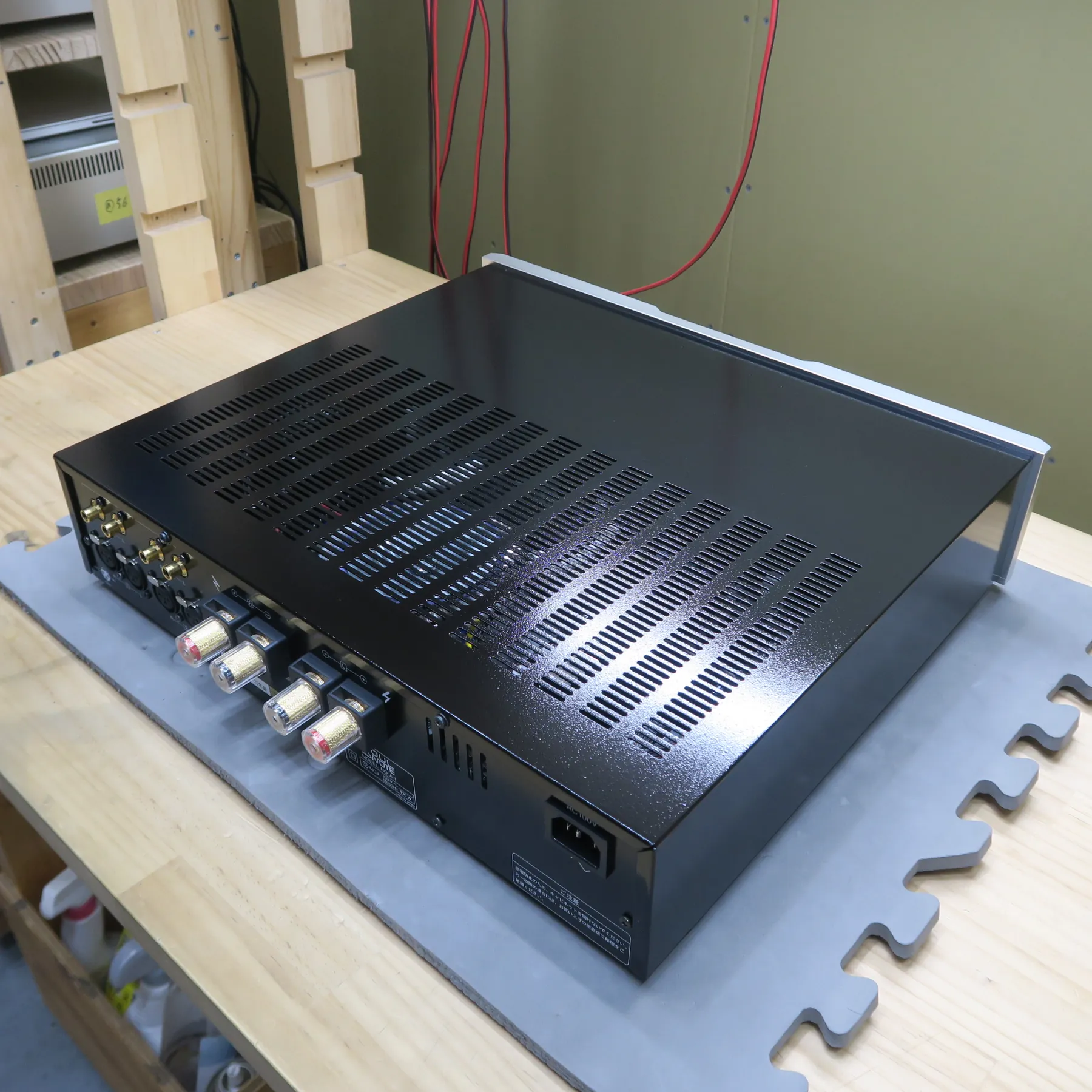 ソウルノート A-1 ver.2 プリメインアンプの斜め後ろから見た外観、黒色光沢塗装の金属製筐体、天板には多数の放熱スリットがある、前面上部は銀色の金属製