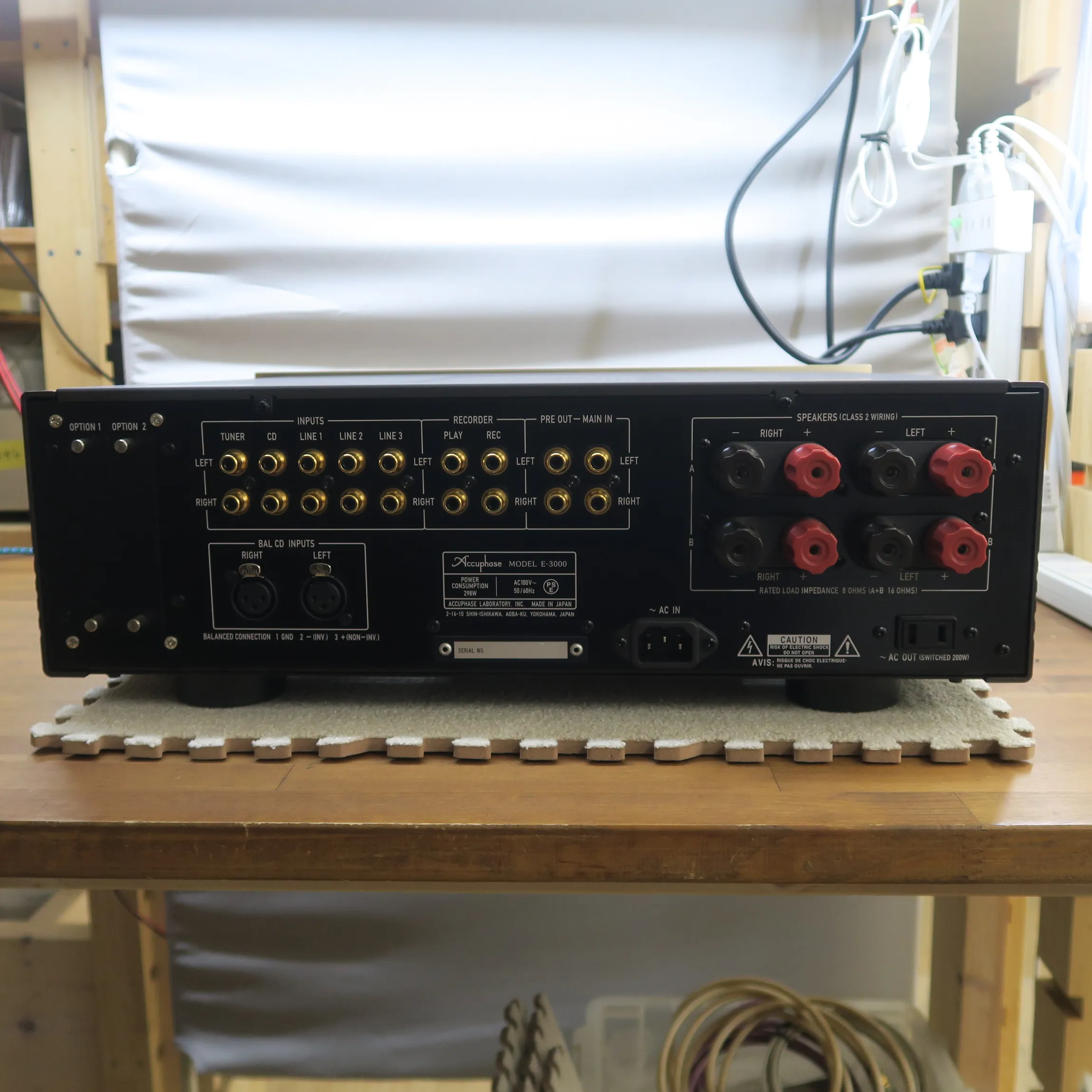 アキュフェーズ E-3000 プリメインアンプの背面の端子部、黒色背面パネル、金色RCA入力端子、XLRバランス入力端子、レコーダー入出力端子、プリアウト・メイン入力端子、赤黒スピーカー出力端子、電源入出力端子