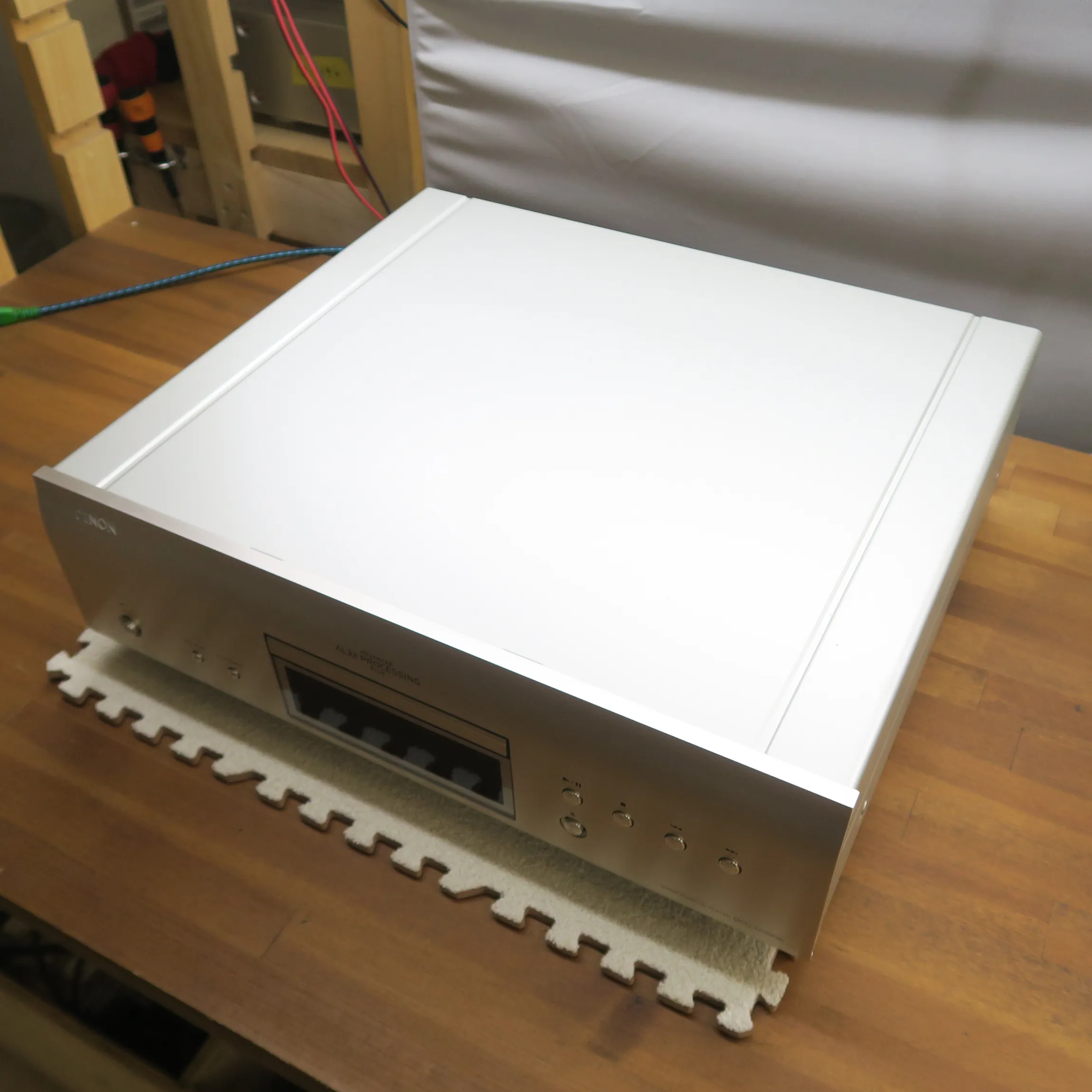 デノン DCD-1700NE CDデッキの斜め前から見た外観、銀色の筐体、前面パネルは金属製、天板は金属製、側板は金属製、前面パネルはヘアライン仕上げ、天板はフラット仕上げ