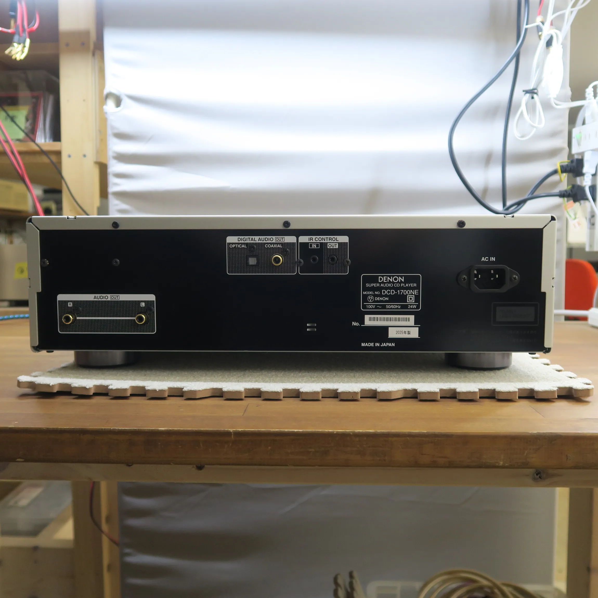 デノン DCD-1700NE CDデッキの背面の端子部、音声出力端子、デジタル音声出力端子（光デジタル、同軸デジタル）、IRコントロール入出力端子、電源入力端子、本体はシルバーのヘアライン仕上げ